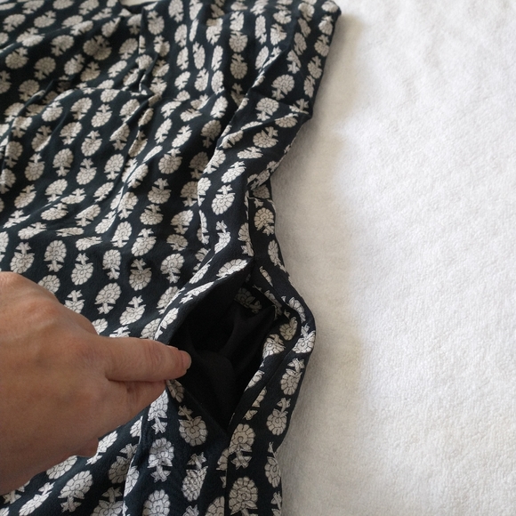 Madewell  Tank Top size XXS. 100%silk.  D - Picture 6 of 8